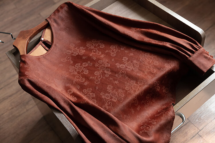 索特西【重磅轻奢新款】桑蚕丝提花缎红云纱上衣年轻款气质圆领宽松套