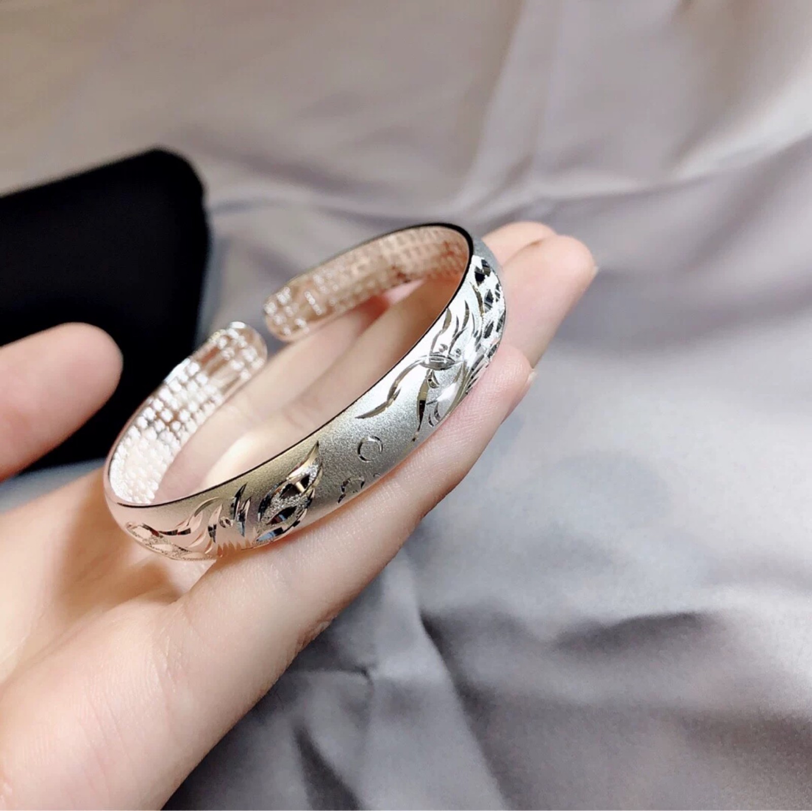 老凤祥 银手镯女s999纯银实心推拉开口足银镯子送妈妈母节礼物 真银