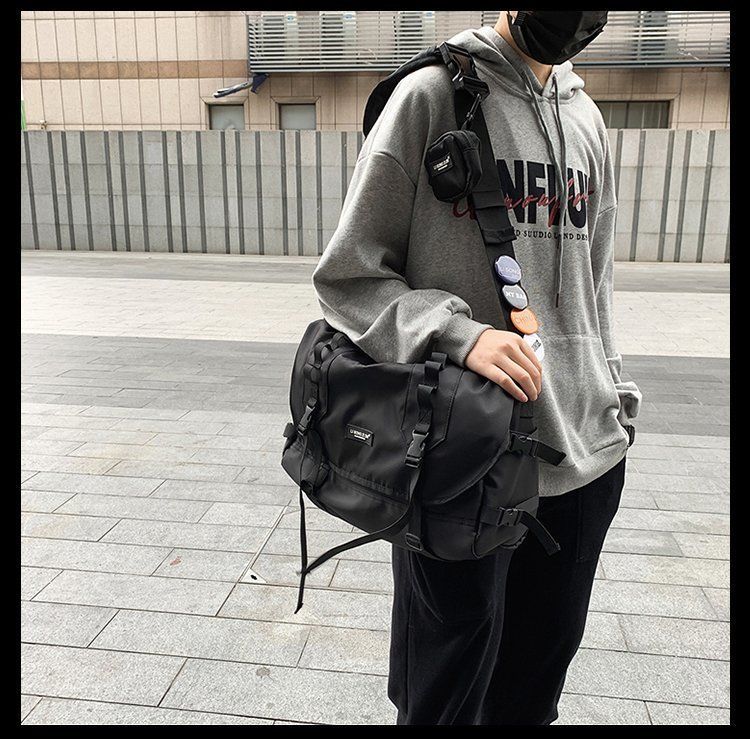 机能斜挎包刘耀文同款斜挎包日系潮牌小众大容量邮差包机能包男女休闲