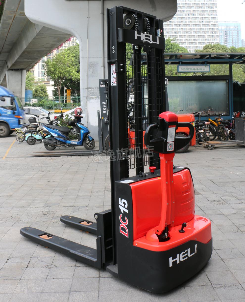 合力电动升降叉车 1.