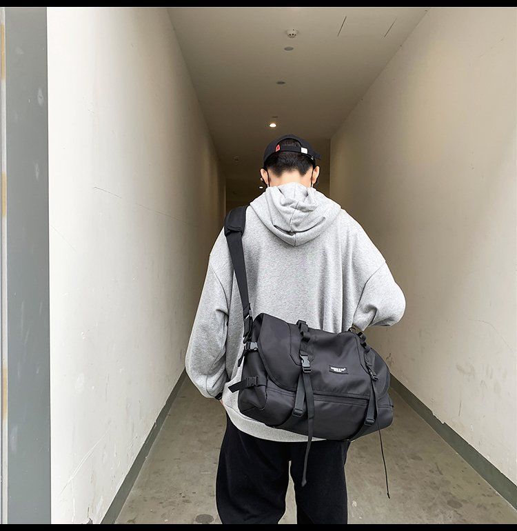 机能斜挎包刘耀文同款斜挎包日系潮牌小众大容量邮差包机能包男女休闲