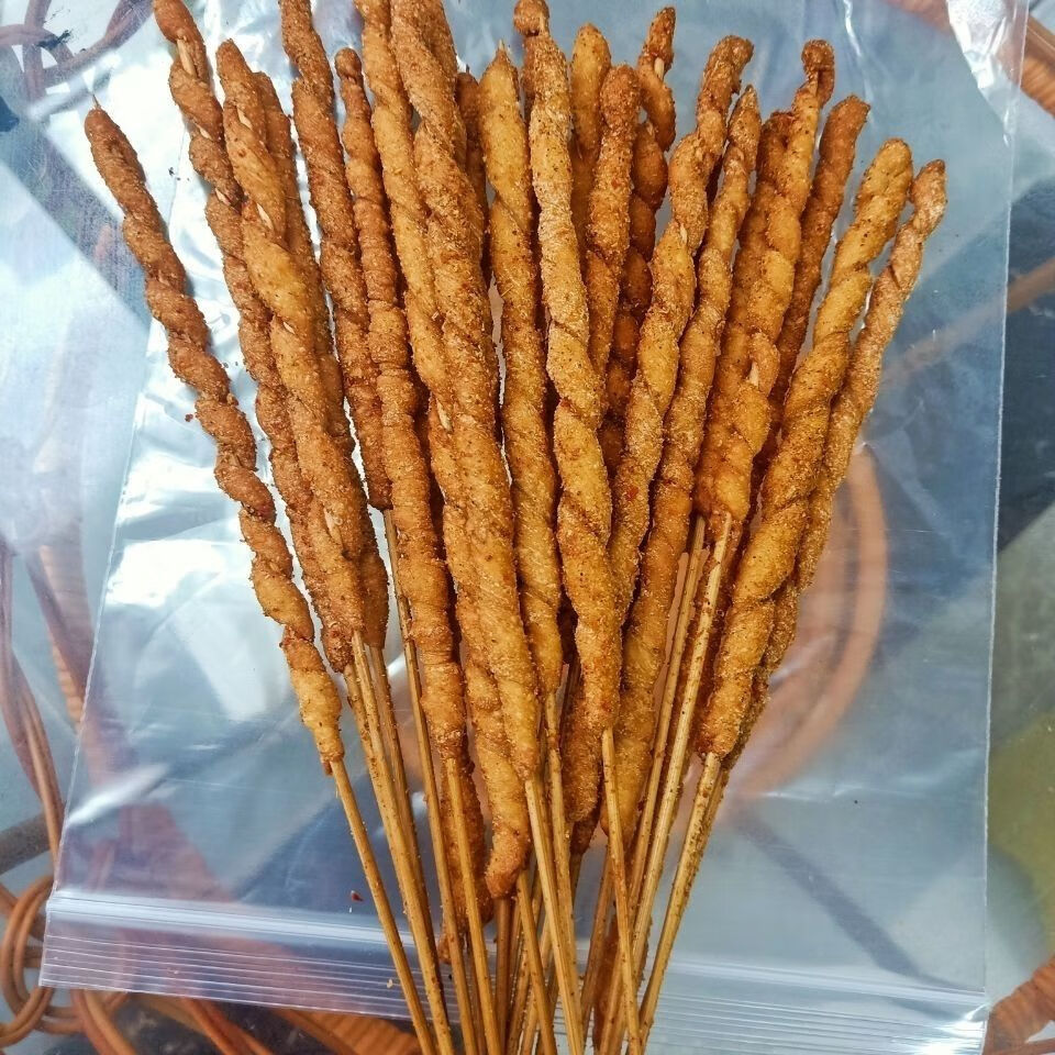 8090后怀旧童年小时候零食麻辣串签子麻花香辣串麻辣