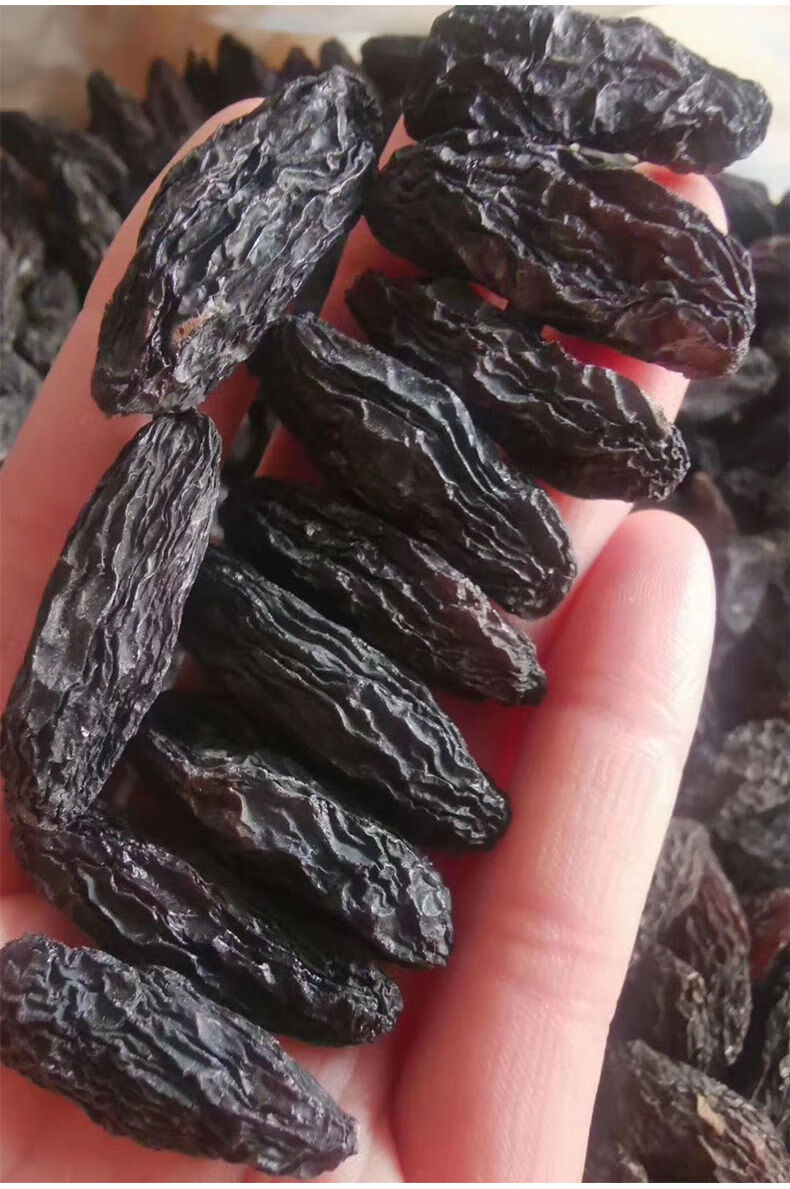 吐鲁番新疆黑色大颗粒黑美人紫葡萄干无核香甜零食袋250g精品黑美人