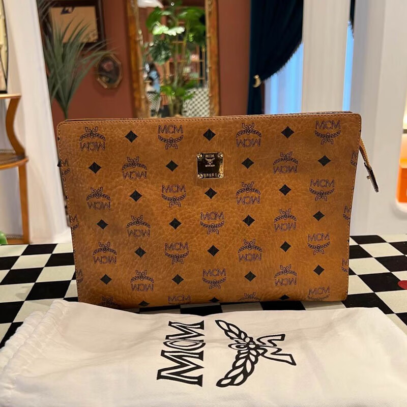 【二手99新】mcm女包 经典干邑色满印logo金标手拿包手包 98新【图片