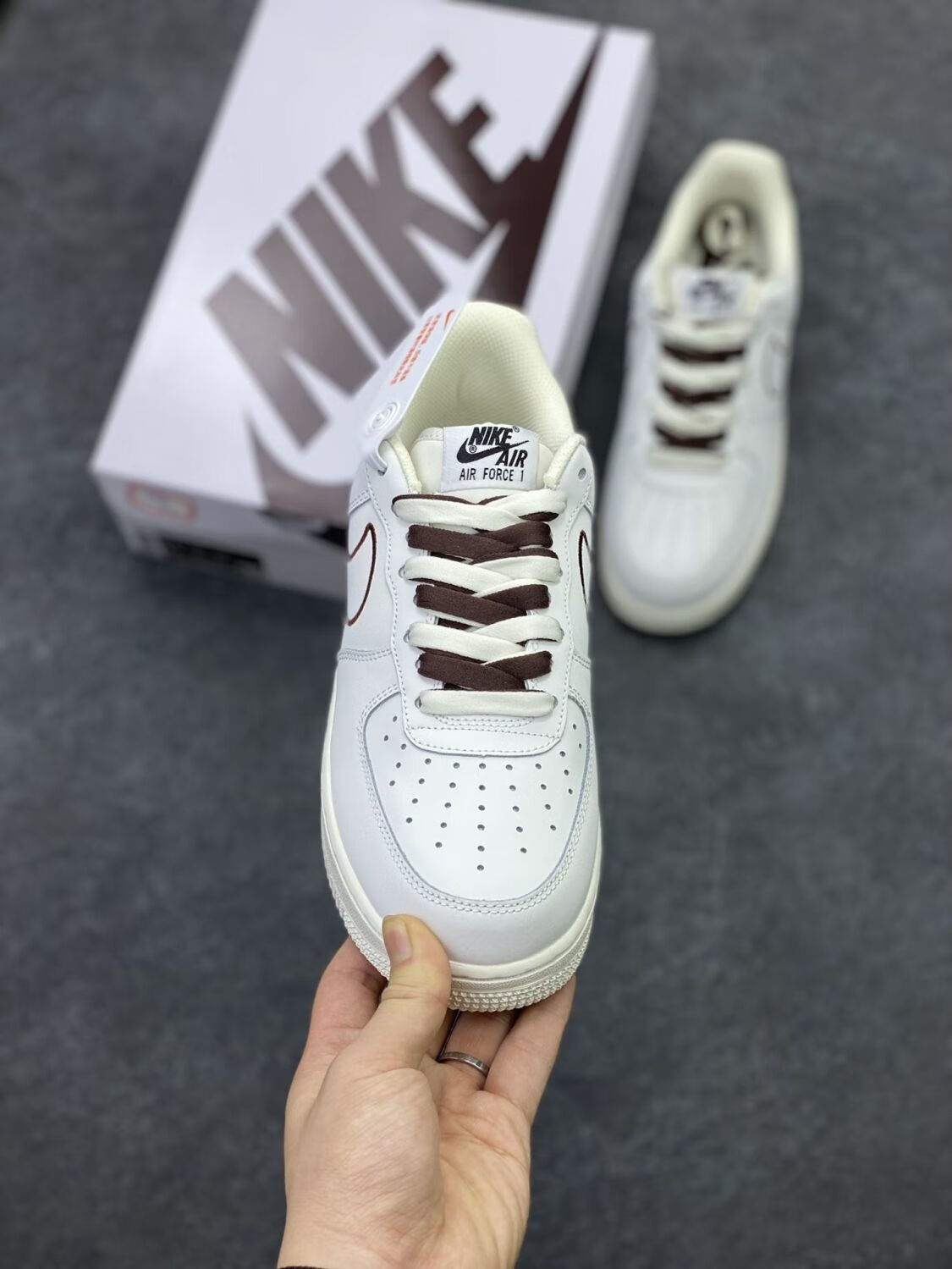 1 空军一号米白酒红电绣勾低帮运动休闲滑板鞋男女同款 米白色 米白酒