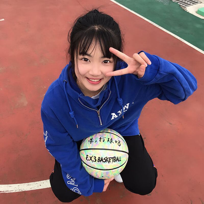 篮球少女哎哟薇彩虹蓝球男女青少年室外7号水泥地耐磨 哎哟薇彩虹篮球