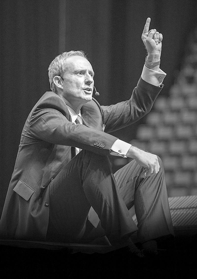 1960年出生于德国科隆,从小目睹贫穷给人们带来的种种痛苦,16岁只身