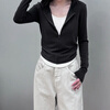 Jian Qingyi V-neck fake two-piece black bottoming shirt for women in autumn and winter, which can be worn outside with a foreign style and high-end long-sleeved T-shirt slim fit top. Fake two-piece V-neck half-zip bottoming shirt, black and white, L. Recommended under 115 catties.
