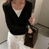 Jian Qingyi V-neck fake two-piece black bottoming shirt for women in autumn and winter, which can be worn outside with a foreign style and high-end long-sleeved T-shirt slim fit top. Fake two-piece V-neck half-zip bottoming shirt, black and white, L. Recommended under 115 catties.