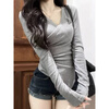 Miao Yijia low-neck gray slim-fitting bottoming shirt for women to wear as an inner layer and outer wear, new style, high-end, fashionable and feminine long-sleeved T-shirt. Gray pure desire cross V-neck irregular waist base layer. Recommended for under 120 pounds.