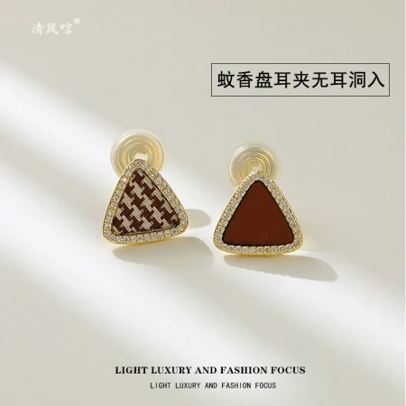 Qingfeng condolences to Liu Tao with the same triangle earrings for women Korea's new high-end birthday gift retro geometric silver needle earrings asymmetric earrings 925 silver needles