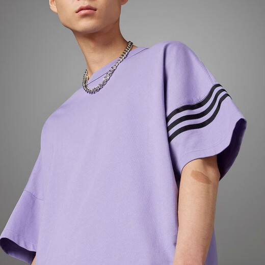 Adidas Clover Kurzarm T-Shirt für Männer 2025 Sommer neuer Sportbierer loser runder Hals lässig Low-Schulter-Hälfte Hülle Pure Cotton HR3291 Lila M.