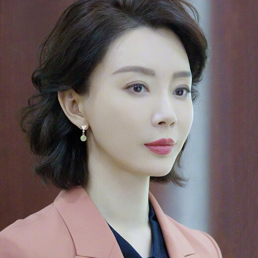 Flash engraved fan-shaped earrings for women, new trendy style, versatile, light luxury birthday gift, antique style earrings for mom and girlfriend for Valentine's Day, golden fan-shaped earrings 8MM