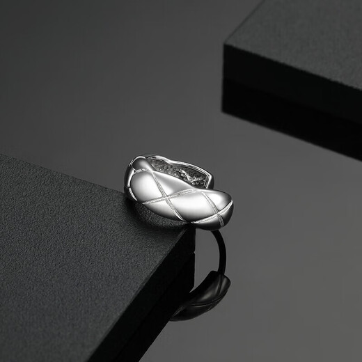 Trendy Acer Yufan PT950 platinum earrings and earrings are priced as a birthday gift for girlfriend. Each model is about 1.6g.