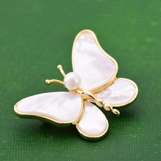 The pretty three-year-old breaks out of the cocoon and becomes a dish in the evening boat. The same style of natural sea shell high-end butterfly brooch for women's suit luxury brooch brooch accessories golden pearl butterfly