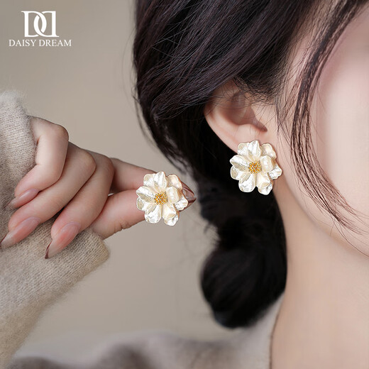 DAISY DREAM925 silver needle camellia earrings for women niche design temperament earrings 2025 new high-end light luxury earrings camellia earrings S925 silver needle