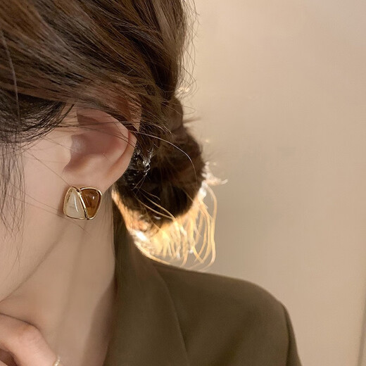 Lan Huiming 925 silver needle new retro earrings, earrings, women's fashionable ear clips, light luxury niche design, high-end temperament and atmosphere