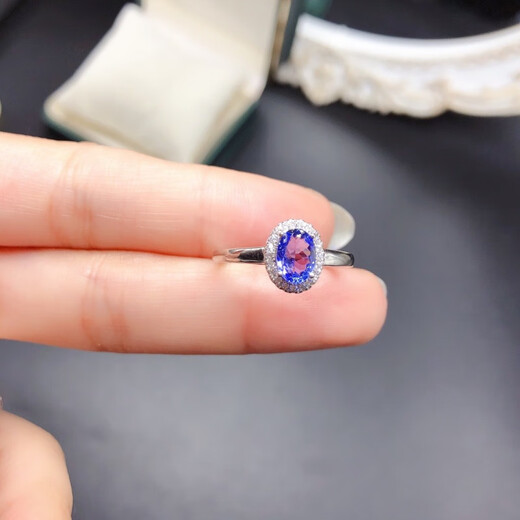 Luxurious natural tanzanite ring is noble and elegant, completely pure quality. Explosive sparkling 925 silver fine inlaid supports testing. Natural tanzanite ring is noble, elegant and completely pure product.