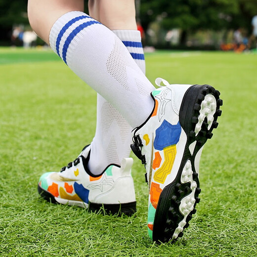 Feelaces2023 Nouveaux chaussures de football pour enfants à bouton rotatif pour garçons et enfants tf ongles cassés sans chaussures d'entraînement faucon à lacets pour femmes 9893 Nails brisés blancs 35