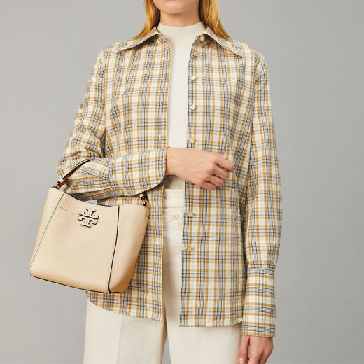 Tory Burch TB Женская сумка McGraw Buckrt Series Solid Color Brand Micro-Label Women's Women's Buckte Один плечевой сумочка [Small] Off-White 74956 724 Длина длины 18 см. Ширина 12,5 см. Высота 19 см.