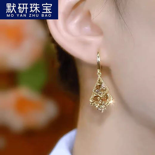 MOYAN's new autumn and winter temperament goddess exquisite fashionable earrings temperament versatile golden French earrings diamond-shaped sparkling earrings coffee color B03-204