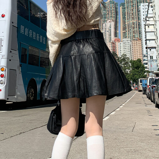 Changluzhu Jupe courte en cuir noir pour femmes, petite jupe en cuir plissée en ligne courte à taille haute hauteur 2025 printemps et automne jupe à demi-corps jupe noire courte (avec ceinture) 9926 Single Taille S