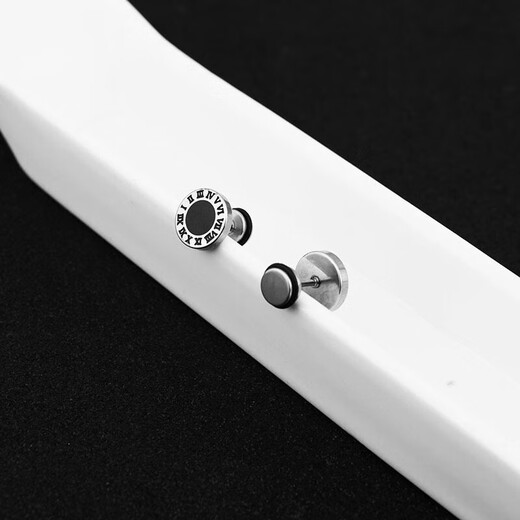 Cai Leiya four-piece set of titanium steel earrings for men, trendy and handsome Roman numeral earrings, single simple and fashionable men's earrings, four-piece set of earrings
