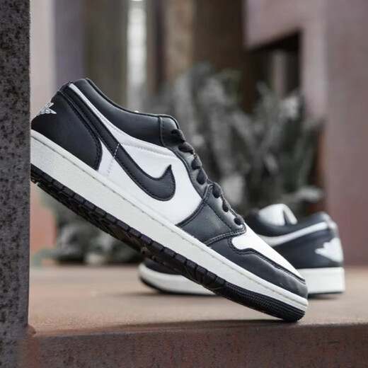 Nike Nike Women's Shoes New Sports Chaussures Air Jordan 1 Low AJ1 Top Casual Board Shoes Retro Basketball Chaussures FB9893-101 Panda noir et blanc 36