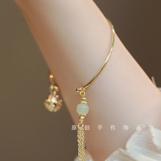 Eight-piece value set bracelet versatile light luxury Chinese elements niche design ins style best friend student bracelet M1390 [green tassel bell]
