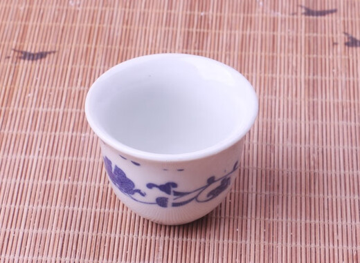 Bai Chunbao July and a half ancestor worship wine cup tribute wine cup white wine cup ceramic retro small wine cup sacrificial wine cup dance way single cup about 20 millimeters * 10