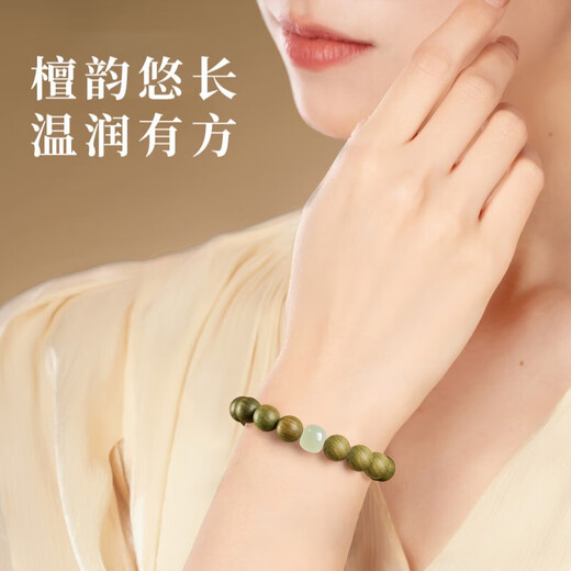 Emeishan has passed the fragrant green sandalwood and field jade bracelets and rosary beads as birthday gifts for boys and girls.