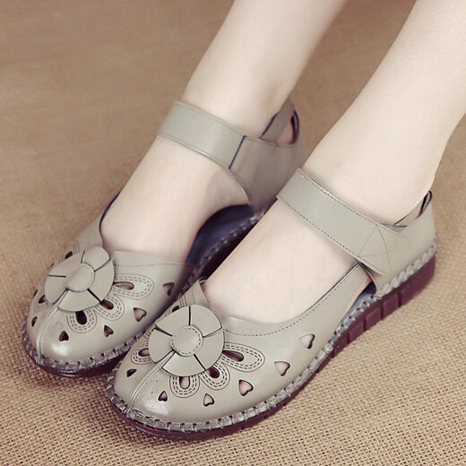 
Owat brand mother sandals for women in summer, jurer leather, flat heel soft sole, middle-aged and elderly women's shoes, flat sole non-slip grandma shoes, middle-aged and elderly people's hole leather sandals for women new style 9903 red 38