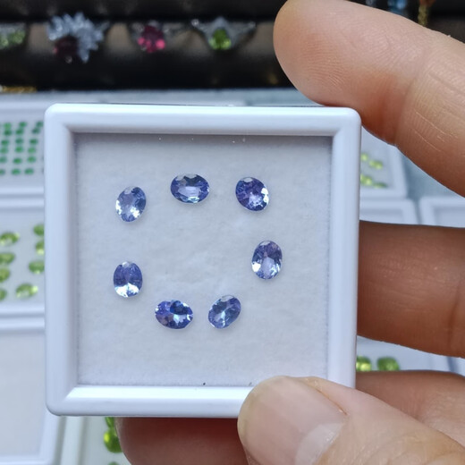 Yixiang's national stone tanzanite produced in Tanzania is natural unburned, pure and full of fire color 3*4 purple tone natural tanzanite