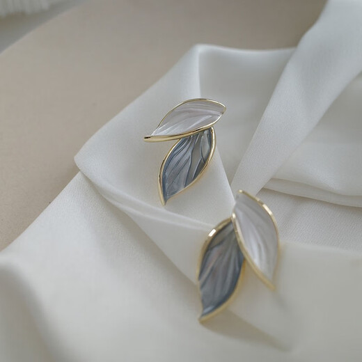 Yizhuchunleaf French niche design without pierced ears simple ins elegant forest style super fairy ear clip earrings ear clip style (suitable for non-pierced ears) blue and white leaves