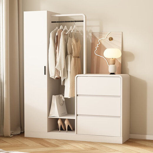 Baifengda Creme -Stil Schlafzimmer Brustschrank Kleidung Rack integrierter Dressing Spiegel Kombination moderne einfache Bettende Wand Aufbewahrungsschrank Creme Stil drei Brust Kleidung Rack integriert links 140 cm Installation an der Tür