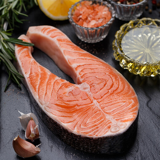 Salmon Family salmon whole 3kg has been divided into fillets, directly sourced from Chile, gift box