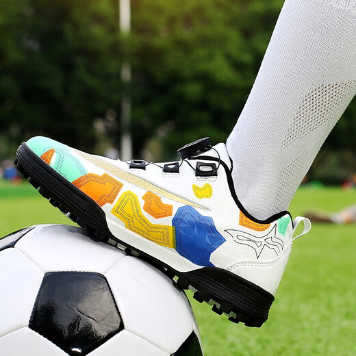 Feelaces2023 Nouveaux chaussures de football pour enfants à bouton rotatif pour garçons et enfants tf ongles cassés sans chaussures d'entraînement faucon à lacets pour femmes 9893 Nails brisés blancs 35