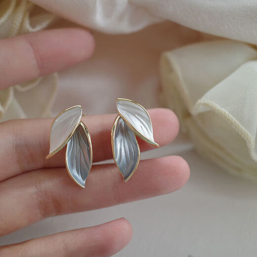 Yizhuchunleaf French niche design without pierced ears simple ins elegant forest style super fairy ear clip earrings ear clip style (suitable for non-pierced ears) blue and white leaves