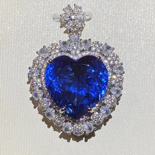 Extravagant and extravagant heart-shaped sapphire and tanzanite pendant, clean and flawless to the naked eye, 925 silver plated with 18K gold, extra-large heart-shaped sapphire and tanzanite pendant.