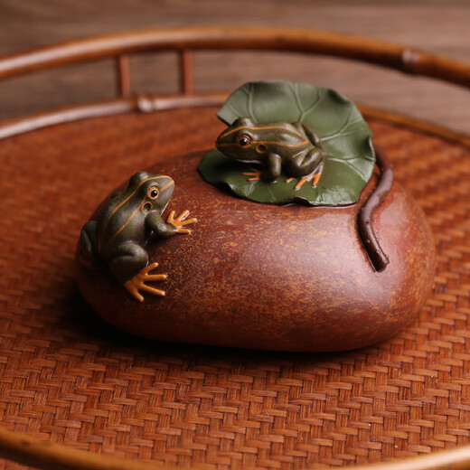 Hundred-year-old Yixing original ore purple clay tea pet ornament frog can be raised by the famous master Chen Zhen fully handmade tea play creative Kung Fu tea set with collection certificate