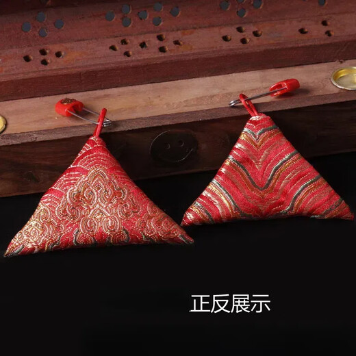 Beautifully made baby safety pin, baby anti-frightening artifact, going out brooch, newborn baby, pregnant woman, baby safety triangle pendant, triangle lucky bag, hand-sewn style + 1 diamond knot pin