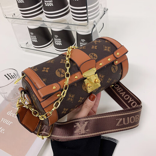 袋鼠包包女2025新款时尚斜挎包单肩小圆包枕头包巴比龙老花笔筒圆筒包 棕色