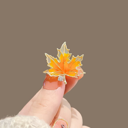 QUAMER small maple leaf brooch, high-end women's retro corsage collar, anti-exposure buckle to fix clothes, yellow small maple leaf-brooch