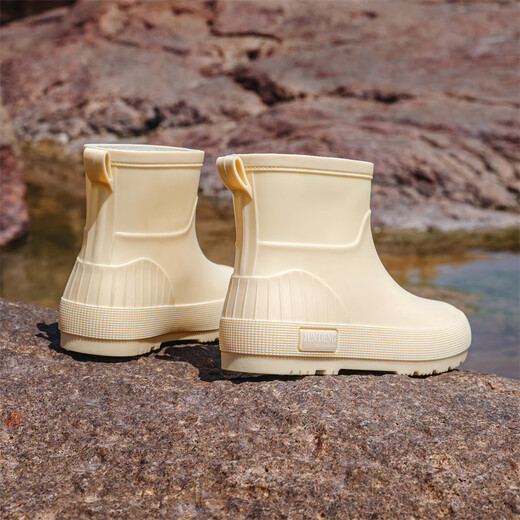 Zapatillas de lluvia de moda de fútbolas botas de lluvia cortas para mujeres zapatos de goma impermeables medianos para mujeres.