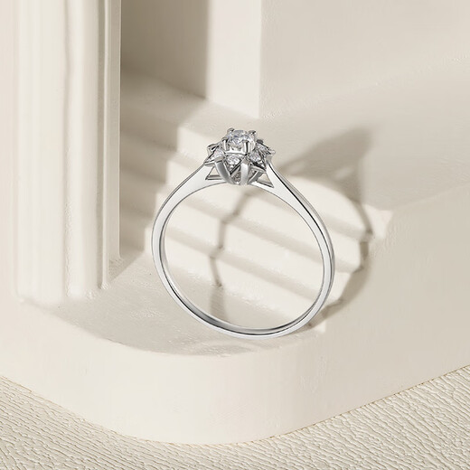 Saturday Fortune (ZLF) 18K gold diamond ring women's flower cluster set sparkling proposal wedding diamond ring T 11