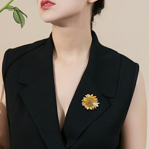 QUAMER gold store model won the first prize in one fell swoop. The summer sunflower bee brooch is feminine, high-end suit accessories and cute. The sunflower bee won the first prize in one fell swoop.
