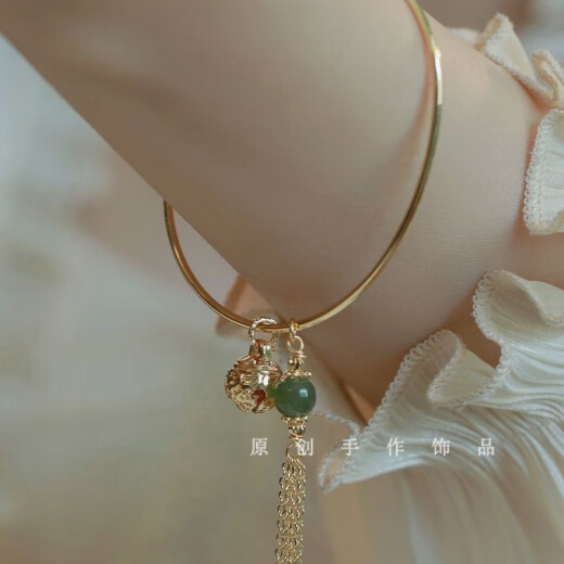 Eight-piece value set bracelet versatile light luxury Chinese elements niche design ins style best friend student bracelet M1390 [green tassel bell]
