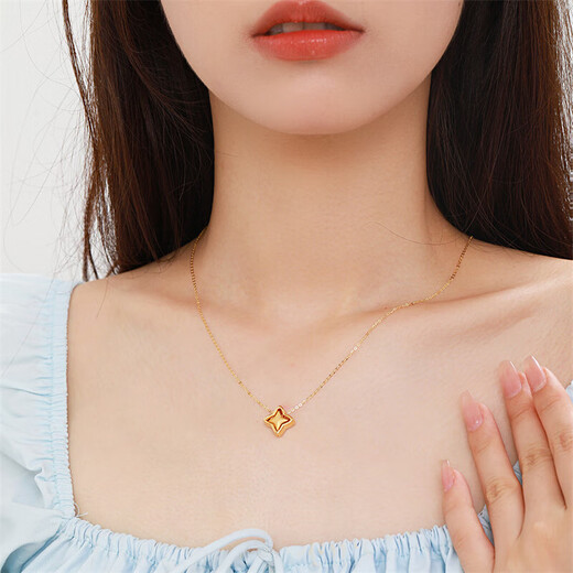 周大生星光黄18K金套链女款四芒星锁骨项链吊坠送女友生日礼物约1.5g