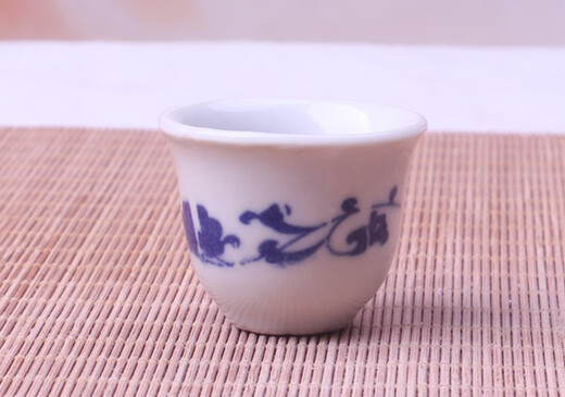 Bai Chunbao July and a half ancestor worship wine cup tribute wine cup white wine cup ceramic retro small wine cup sacrificial wine cup dance way single cup about 20 millimeters * 10