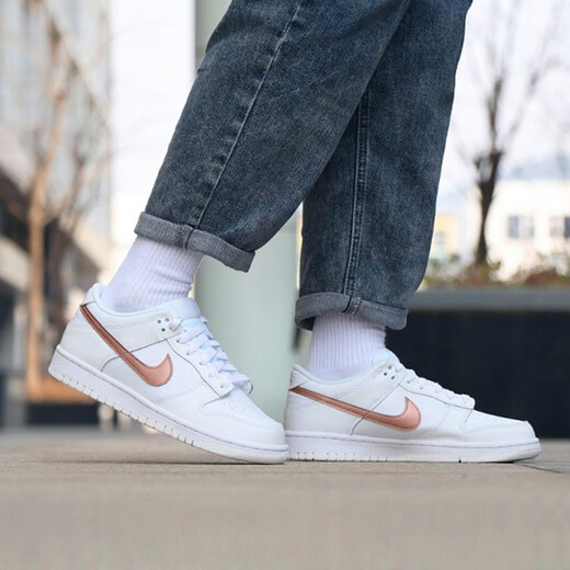 NIKE耐克男女鞋新款DUNK LOW复古滑板鞋 运动休闲鞋DH9765_100 白-金属红 35.5
